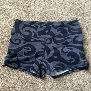 Women’s Gaiam Gray Design Athletic Yoga Shorts Size Large